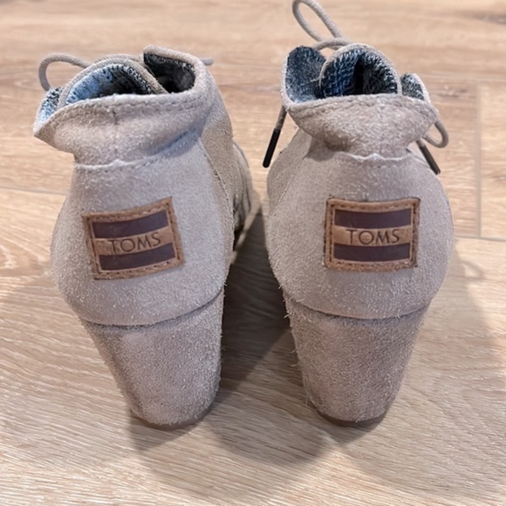 TOMS Desert Wedge Taupe Suede Lace-up Shoe -Size 6.5 - Picture 2 of 7